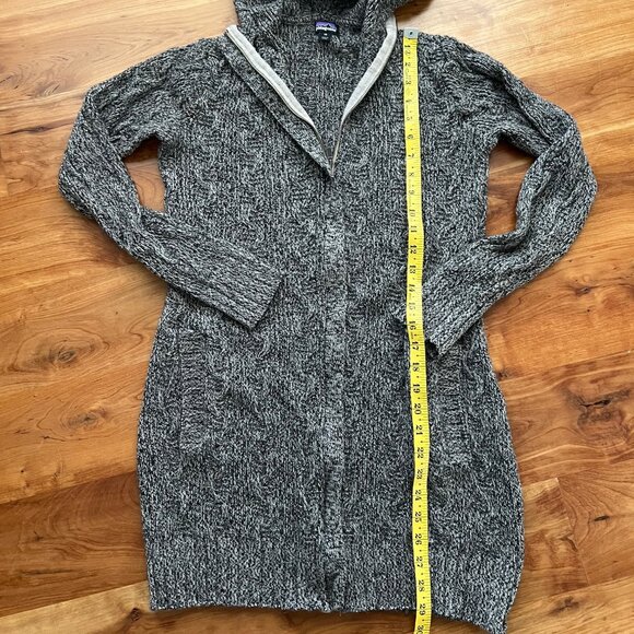 Women's Patagonia zip up hooded sweater - Picture 4 of 5